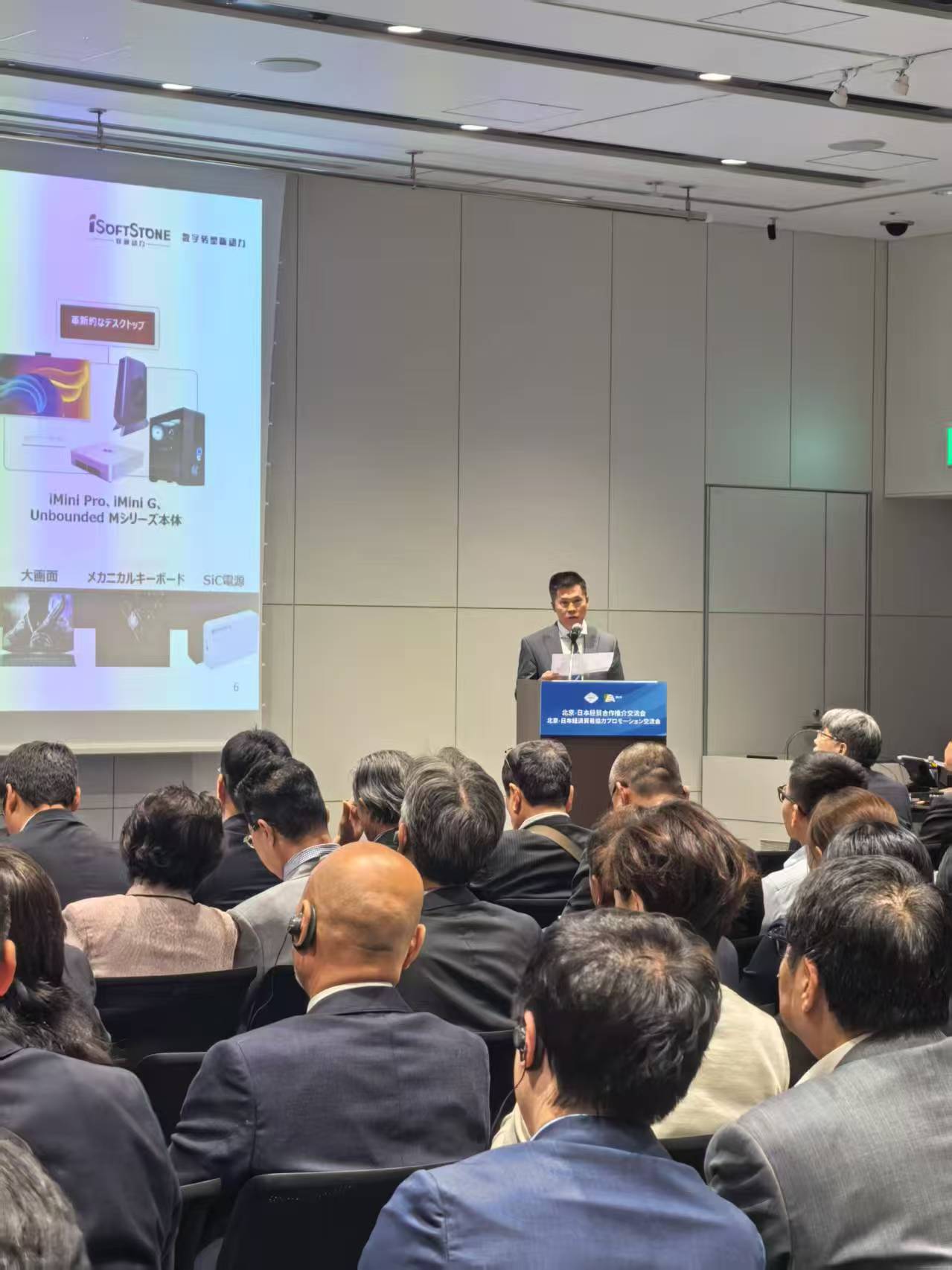 ������������ڶ��������ձ����������� չʾ�й����ֻ�����ʵ��